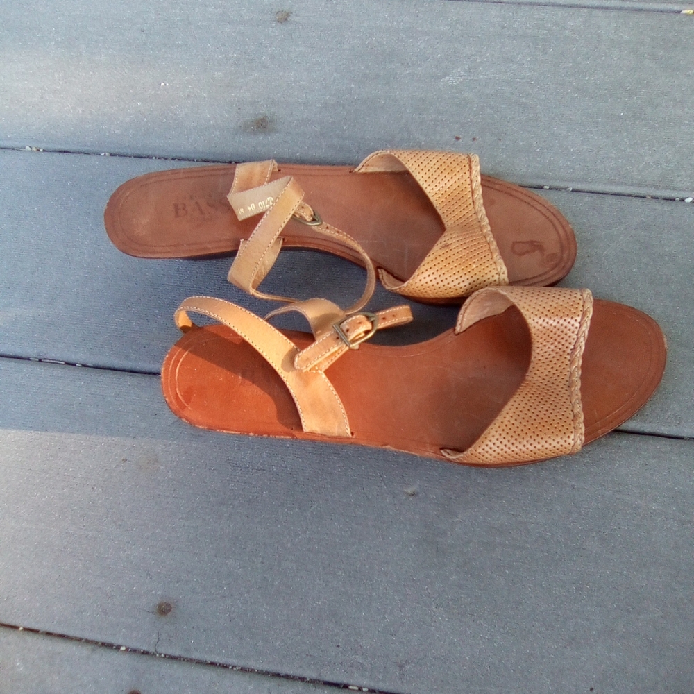 BASS SANDALS SIZE 8.5 LEATHER Elegant Tan Sandals for Women - Picture 11 of 12